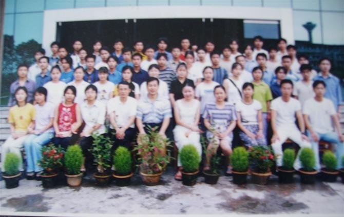  教学楼前的合影，可惜原图己失。 
