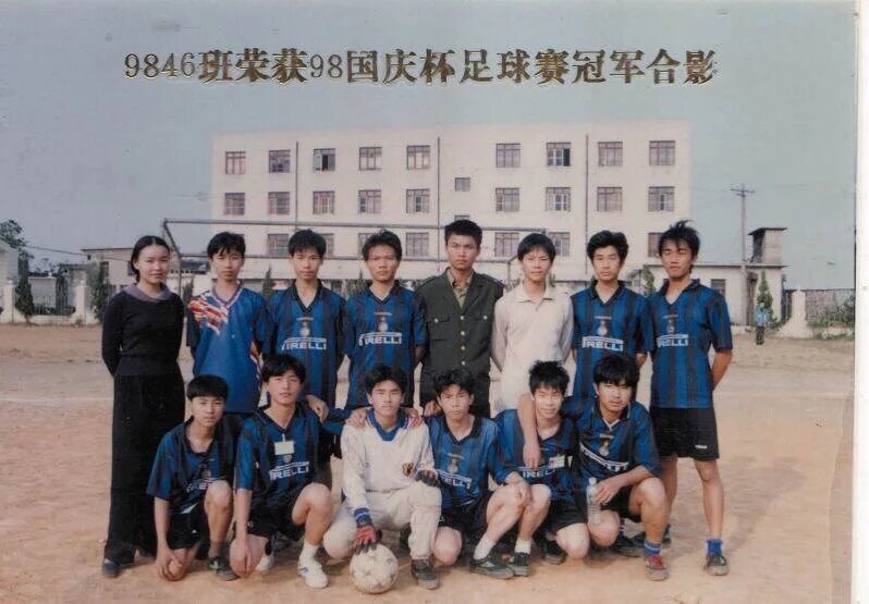 足球队留影。