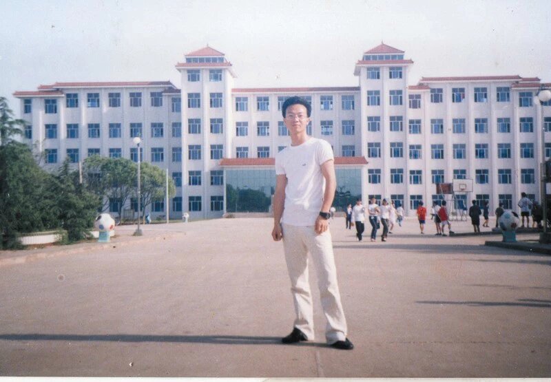 测绘楼前。